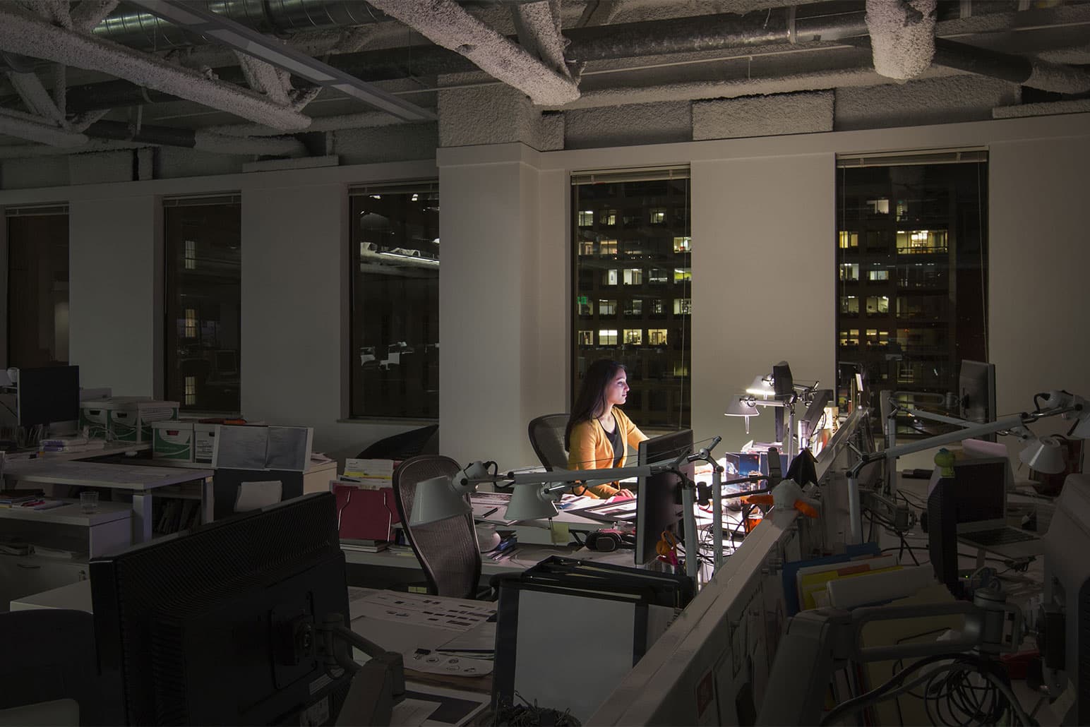 隠れ残業を発見できますか？PC起動時間のログ管理は定期チェックしましょう