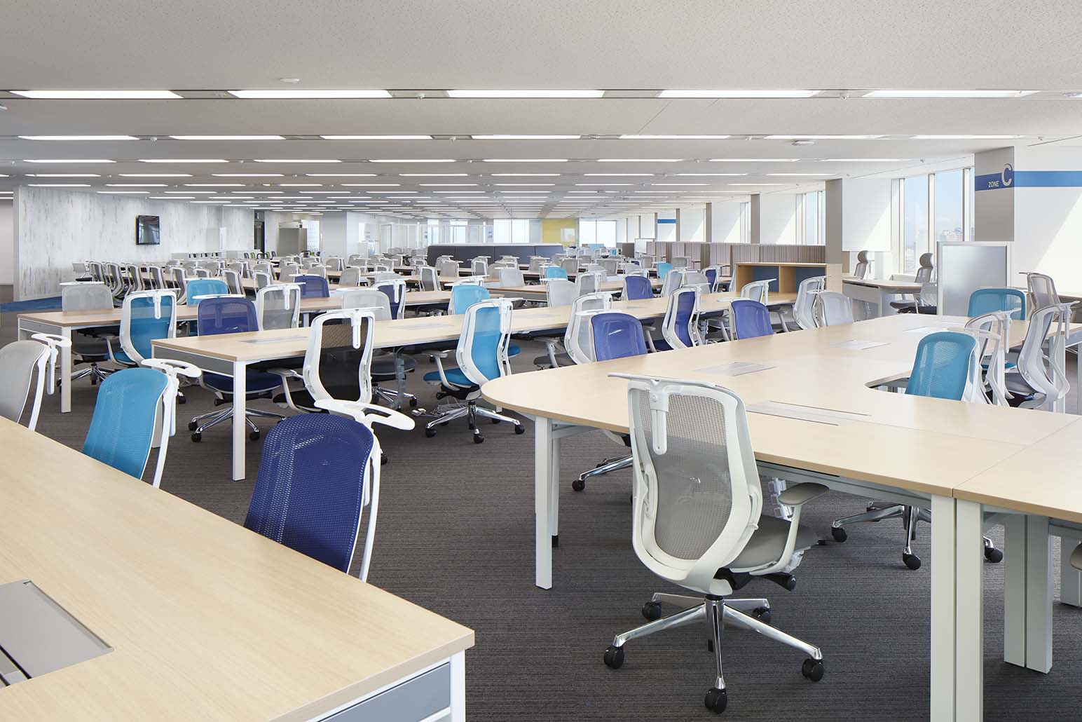 全体が見渡せるオフィスレイアウト例（コニカミノルタ）