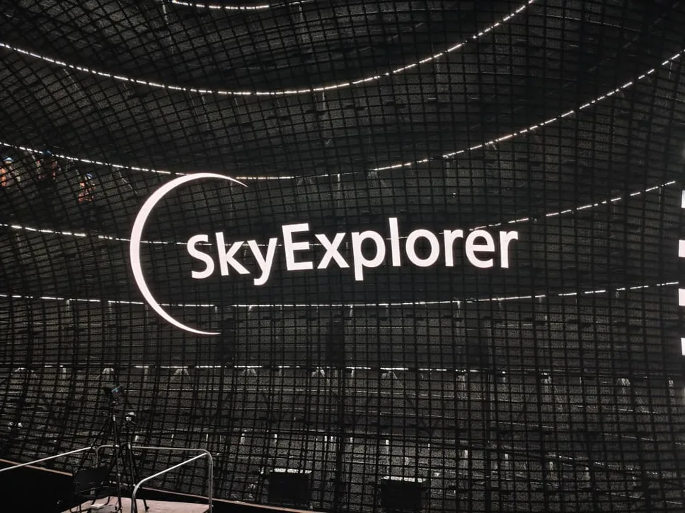 LEDドームに「SkyExplorer」のロゴが表示されている様子