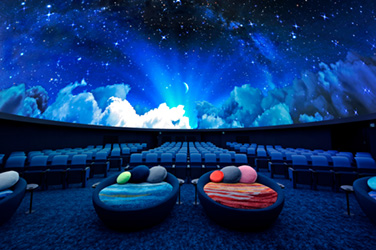 Planetaria YOKOHAMAの水平ドームシアターにて、高精細なDYNAVISION-LEDシステムが映し出す鮮やかな星空