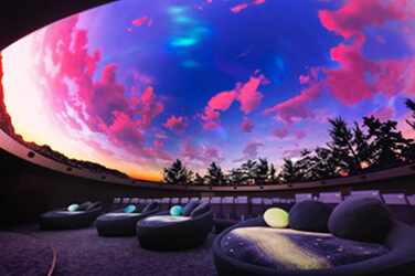満天NAGOYAの水平ドームシアター内で、鮮やかな夕焼けを映し出すDYNAVISION-LED